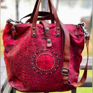 CAMPOMAGGI Lavata Gothic Leather Crossbody Tote